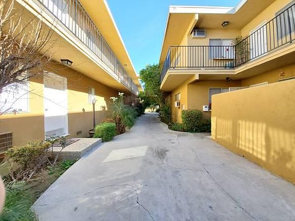 2nd image of 5445 Lindley Ave