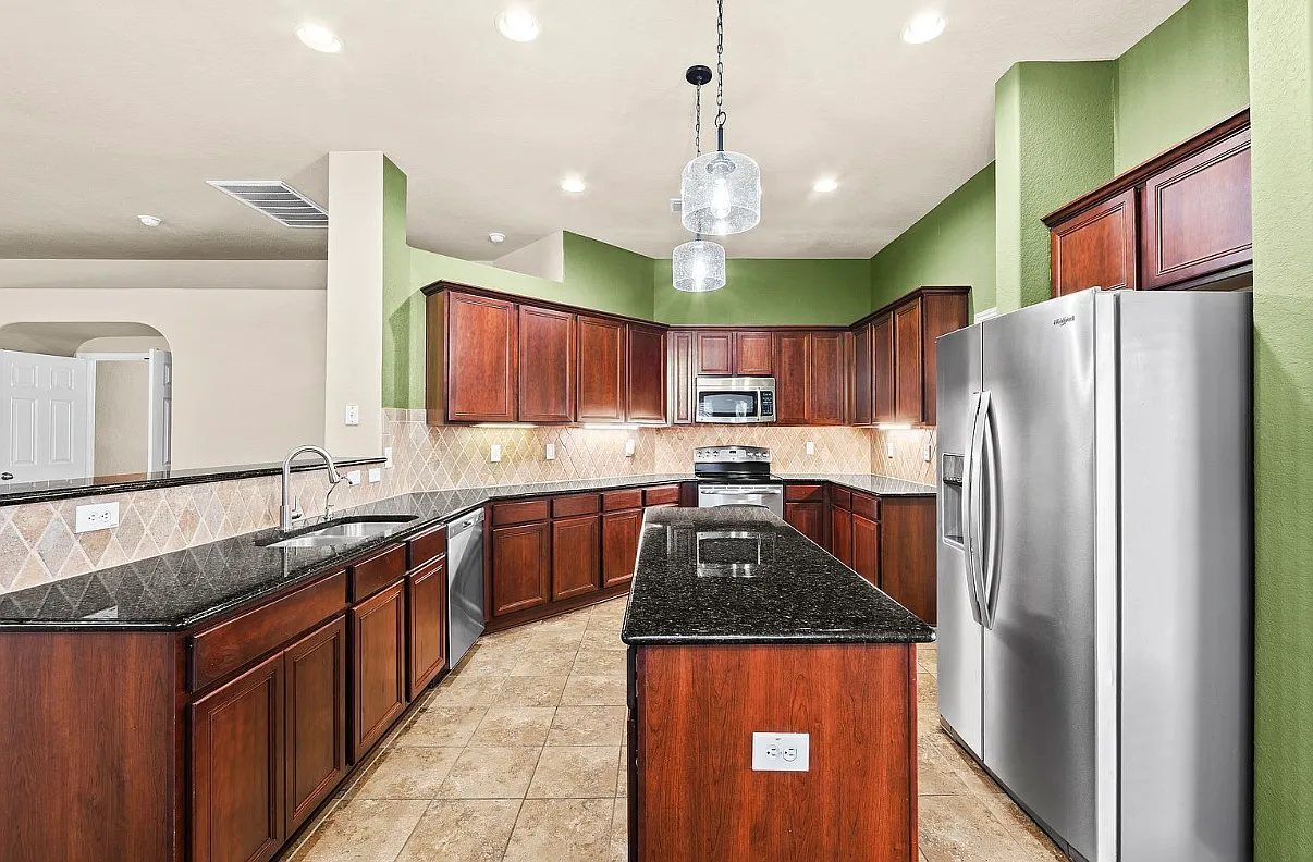 4 bed, 2044 sqft, $1,975 — Photo 3