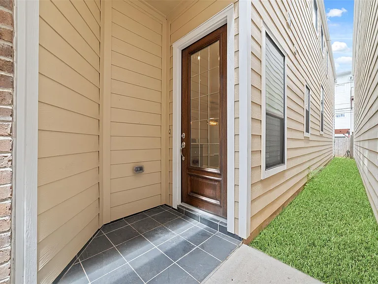 5020 Dickson St — Photo 3