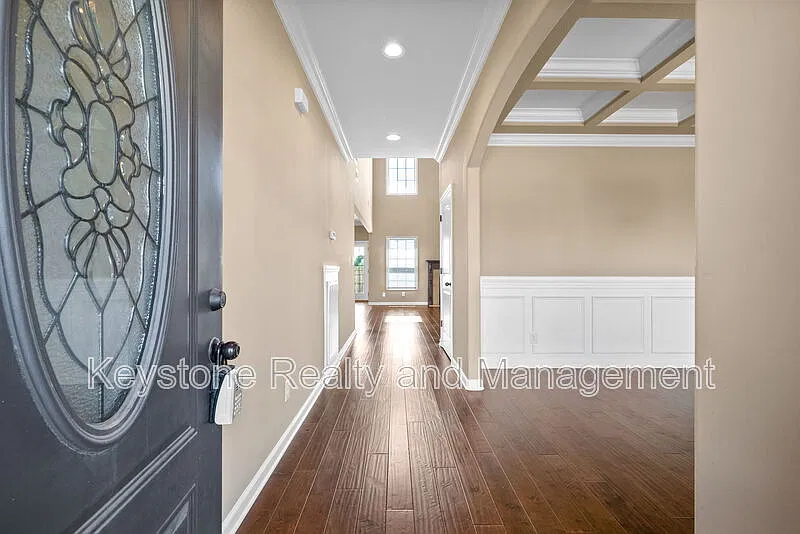 4 bed, 3.0 bath, 2610 sqft, $2,250 — Photo 2