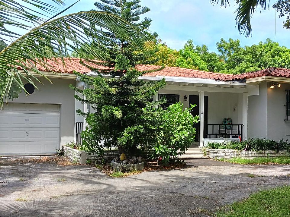 Comfortable Furnished private home, one block from Biscayne Bay and Morningside Park.