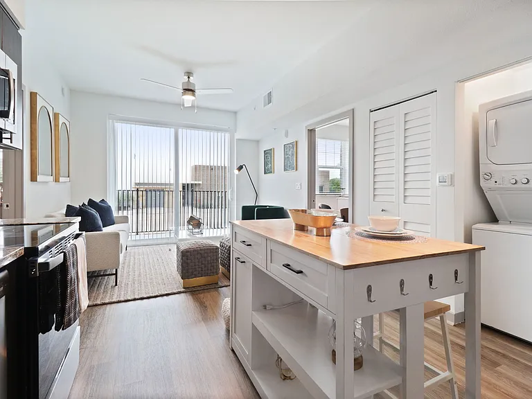 Remi West Dallas — Photo 2