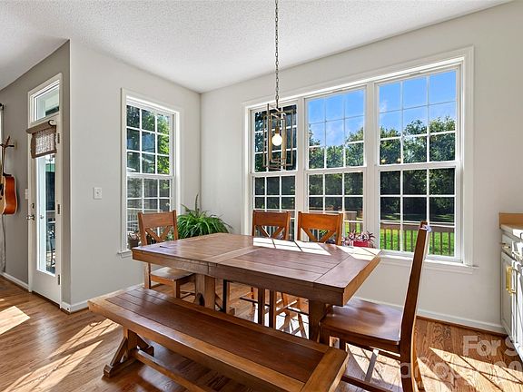 4th image of 394 English Oak Rd