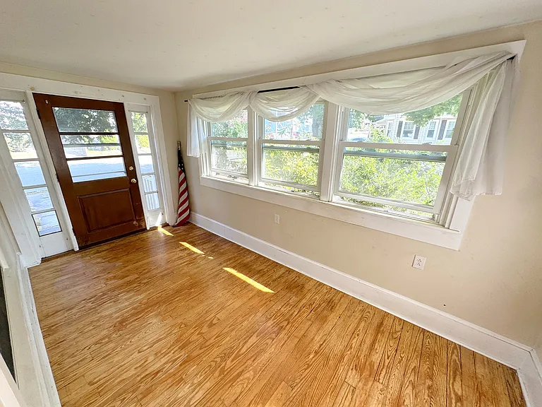 20 Middlesex Ave — Photo 5