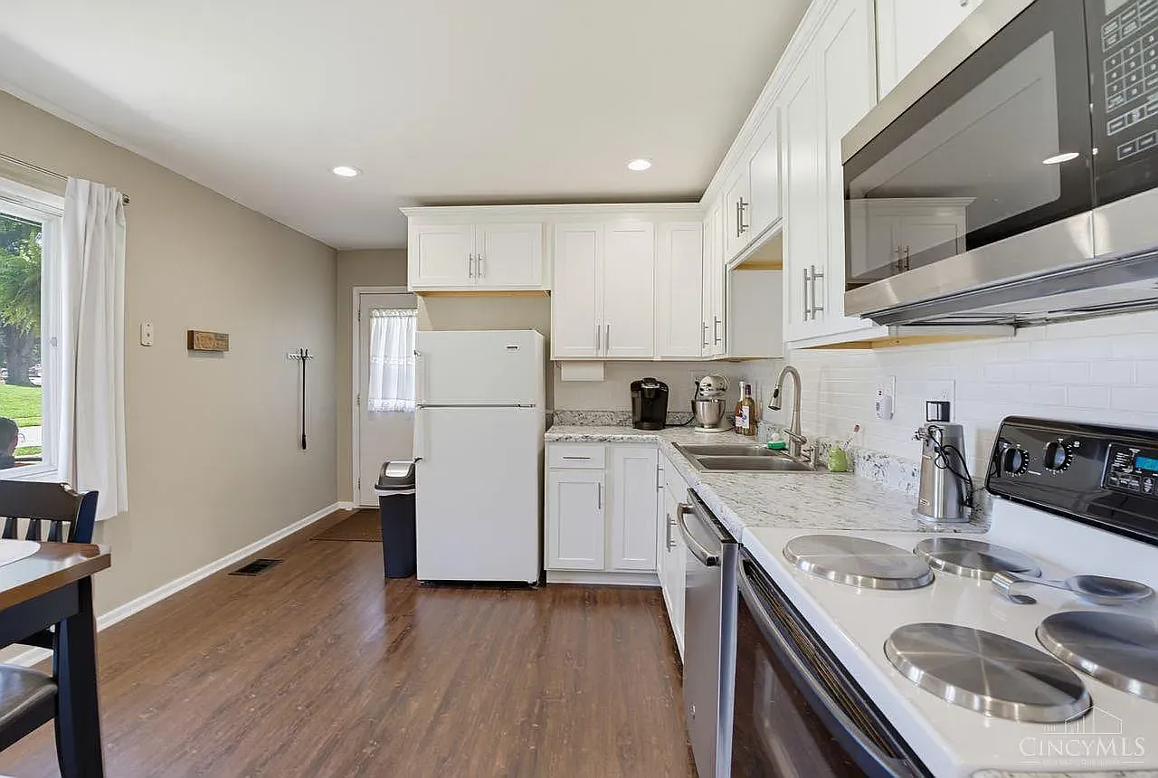 3 bed, 1073 sqft, $1,950 — Photo 4