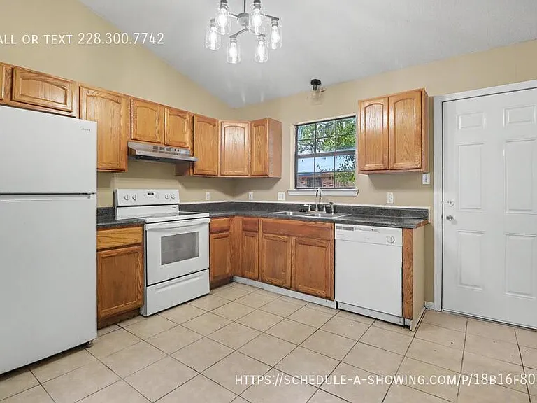 2414 34th Ave — Photo 3