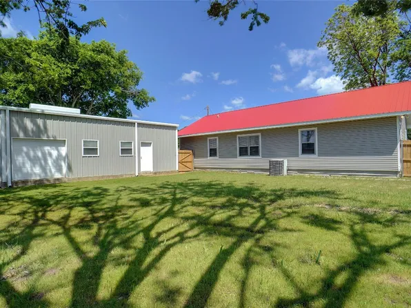 600 Debbie Ln, Pilot Point, TX 76258