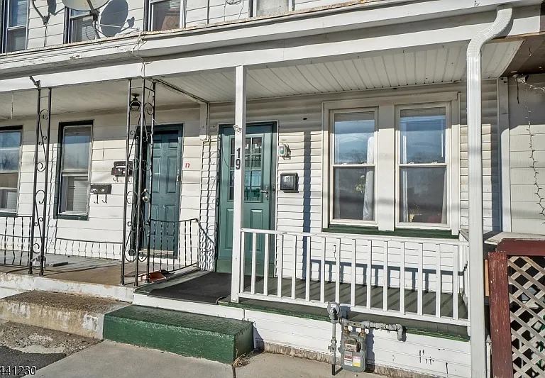19 Railroad Ave — Photo 2