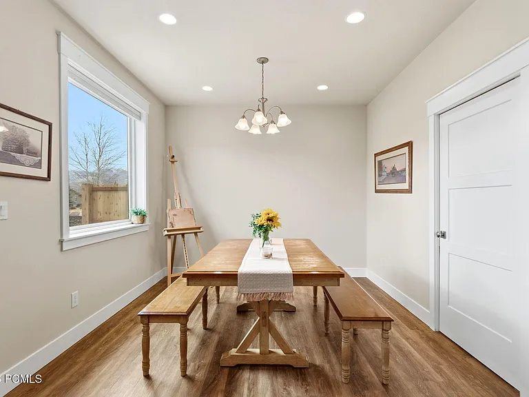 415 E Earl St — Photo 30