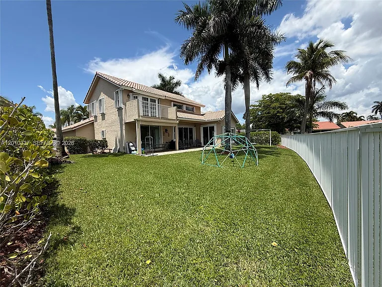 1070 Capistrano — Photo 31