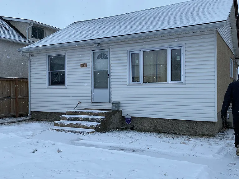 1911 William Ave W — Photo 1