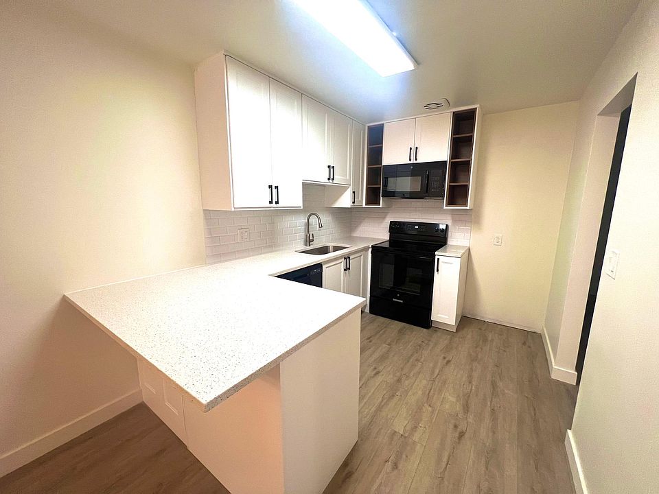 1st image of 926 E Hillview Dr