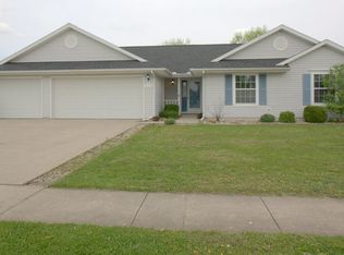 512 N Cedar Dr, Saint Joseph, IL 61873