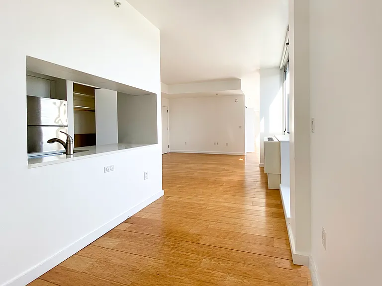 310 E 2nd St #PHH — Photo 7