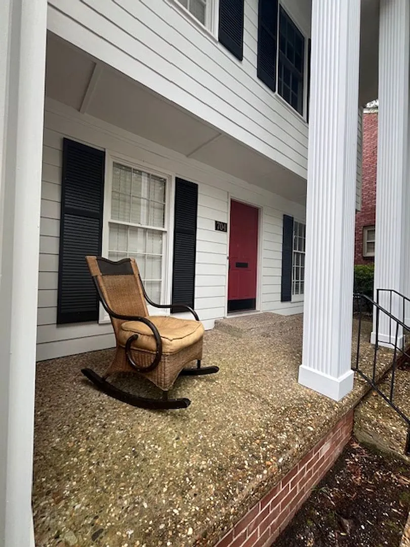 Elegant Colonial Style 2 Bedroom 2 and a half Bathroom Townhome in Little Rock — Photo 3