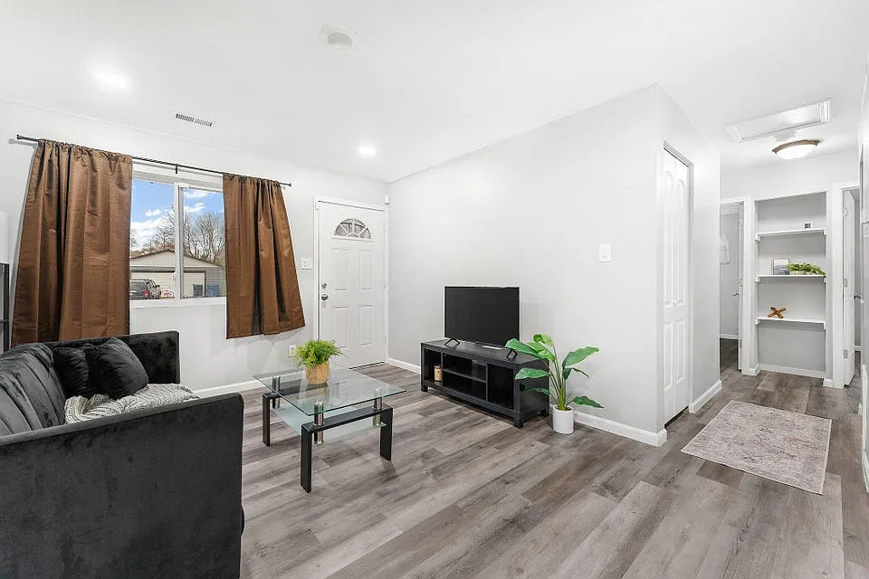 3 bed, 1081 sqft, $1,550 — Photo 3
