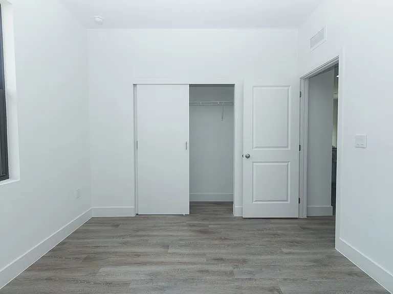 1121 Deauville St E — Photo 13