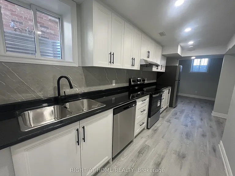 22 Amboise Cres #BASEMENT — Photo 2