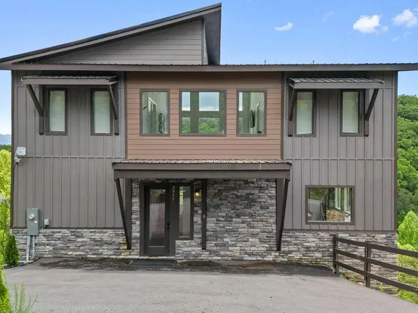 2955 Lightning Strike Dr, Sevierville, TN 37862
