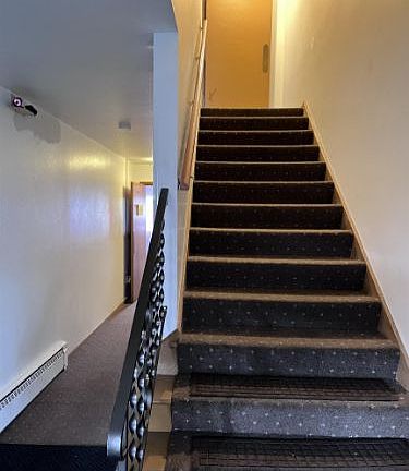 3rd image of 142 Flintridge Dr APT 8