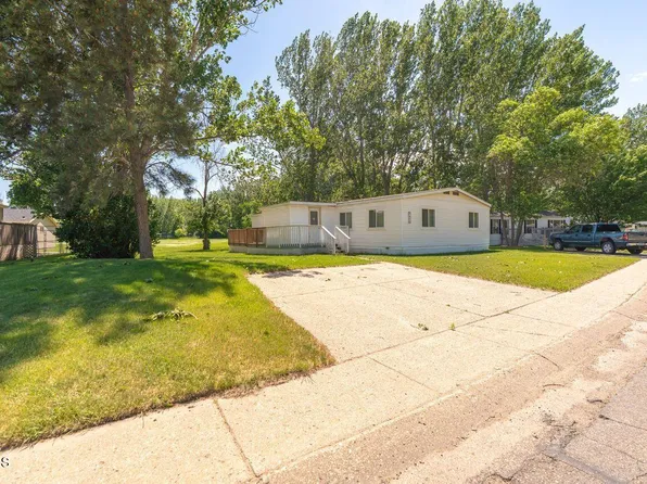 405 Yorkshire Ln, Bismarck, ND 58504