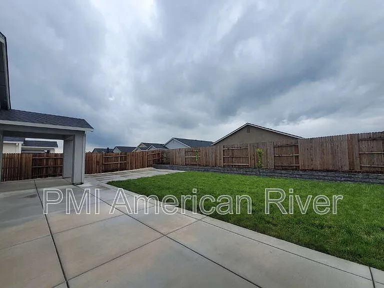 5033 Rialto Dr — Photo 17