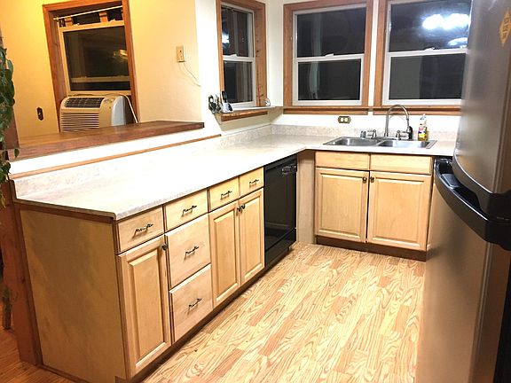 Nice kitchen with build-in bar.