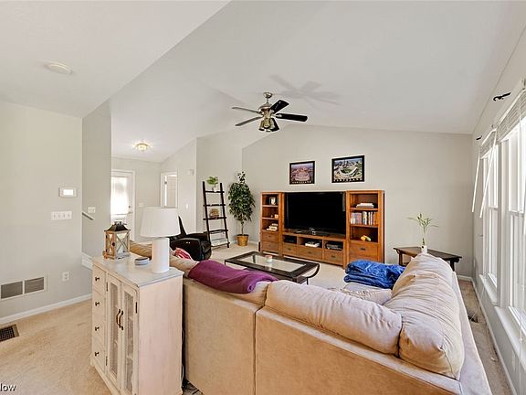 4th image of 440 Canterbury Ln