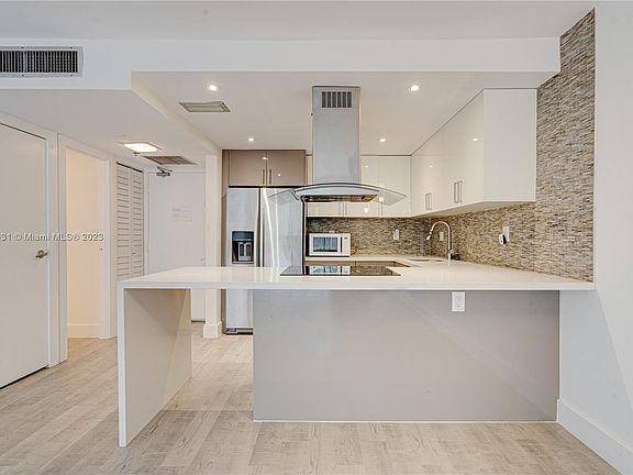 4th image of 20367 W Country Club Dr #L25