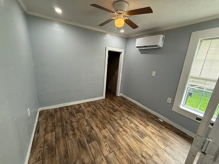 121 E Edgefield Ave — Photo 5