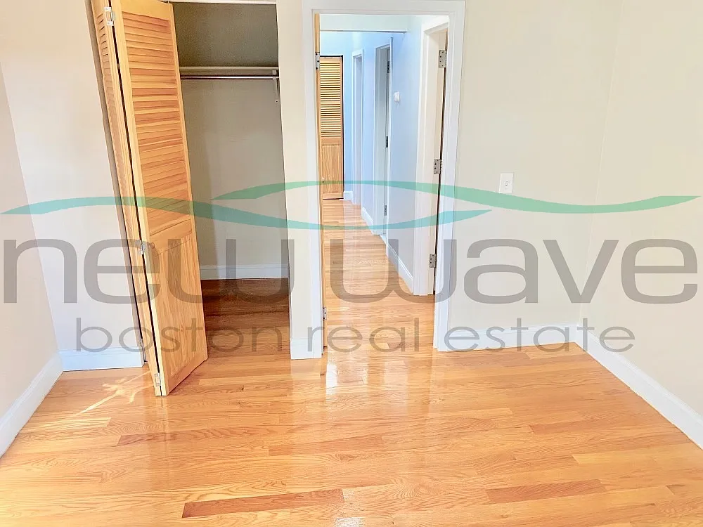 3 bed, 999 sqft, $4,200 — Photo 2