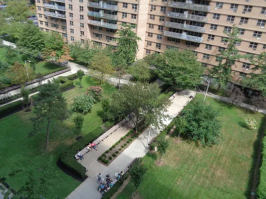 Sold by Thomas Lipovetsky, LREB | media 34