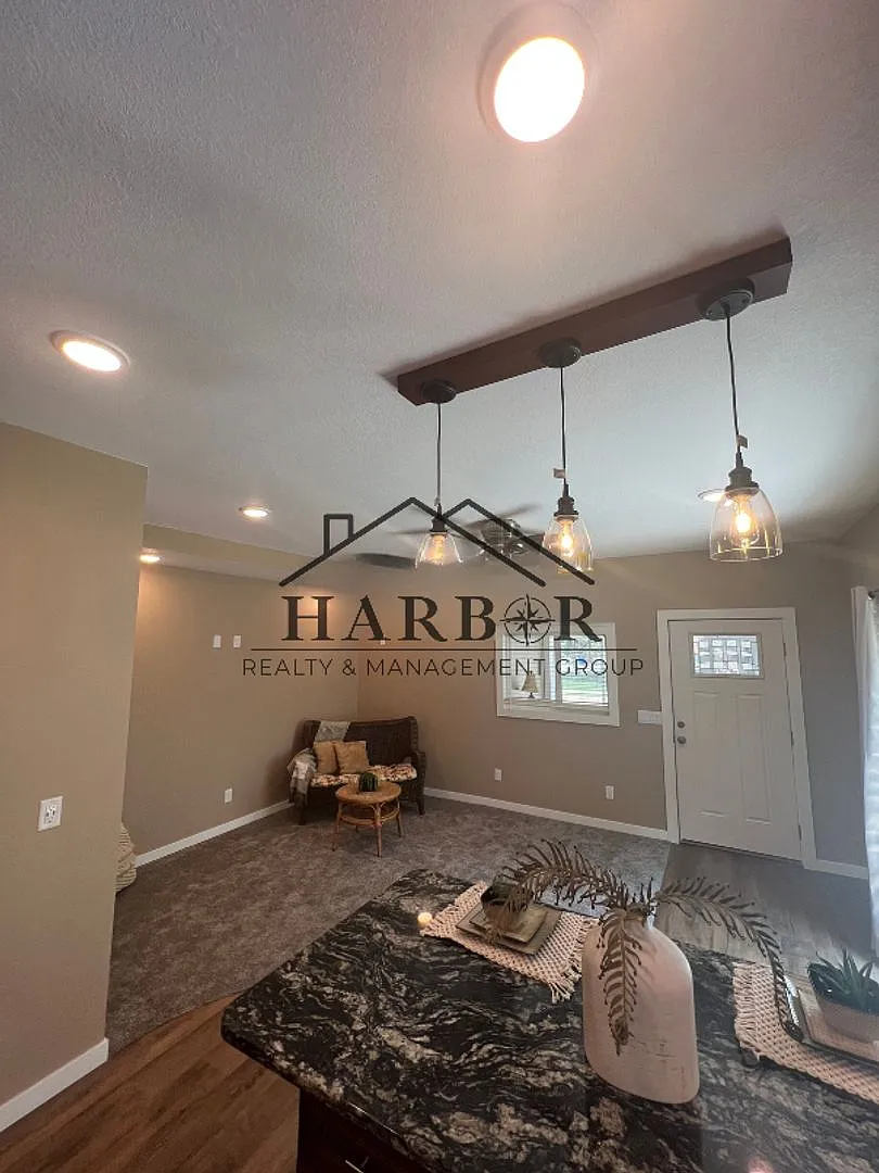 Building Photo - 807 1st Dr NW #A