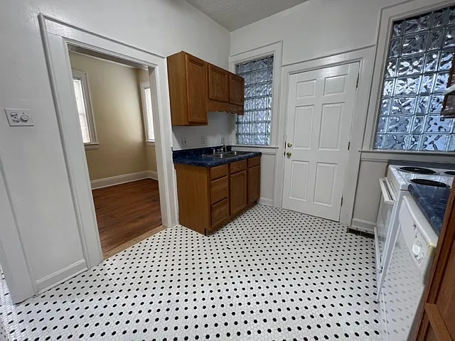 1637 Quarrier St — Photo 16