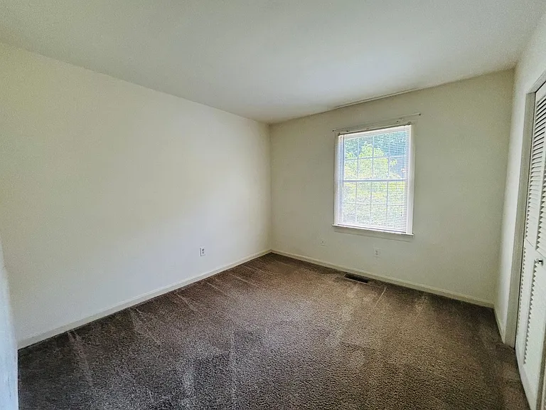 105 Sherwood Ct — Photo 15