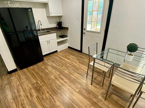 2nd image of 3904 Winfield Ave