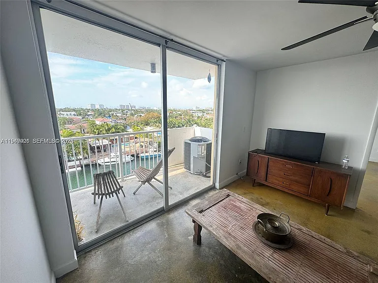 2000 NE 135th St #606 — Photo 5
