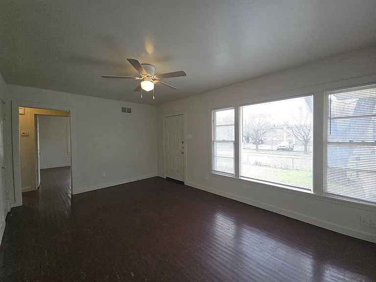 1307 E Avenue H — Photo 10