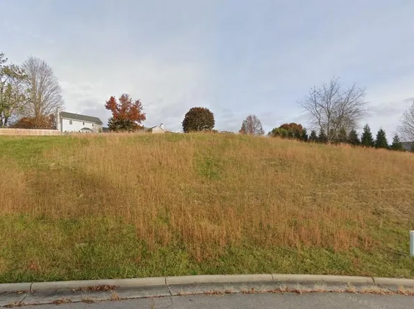 320 Diamond Ave NW, Christiansburg, VA 24073