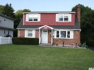 114 Baldwin Ave, Locust Valley, NY 11560