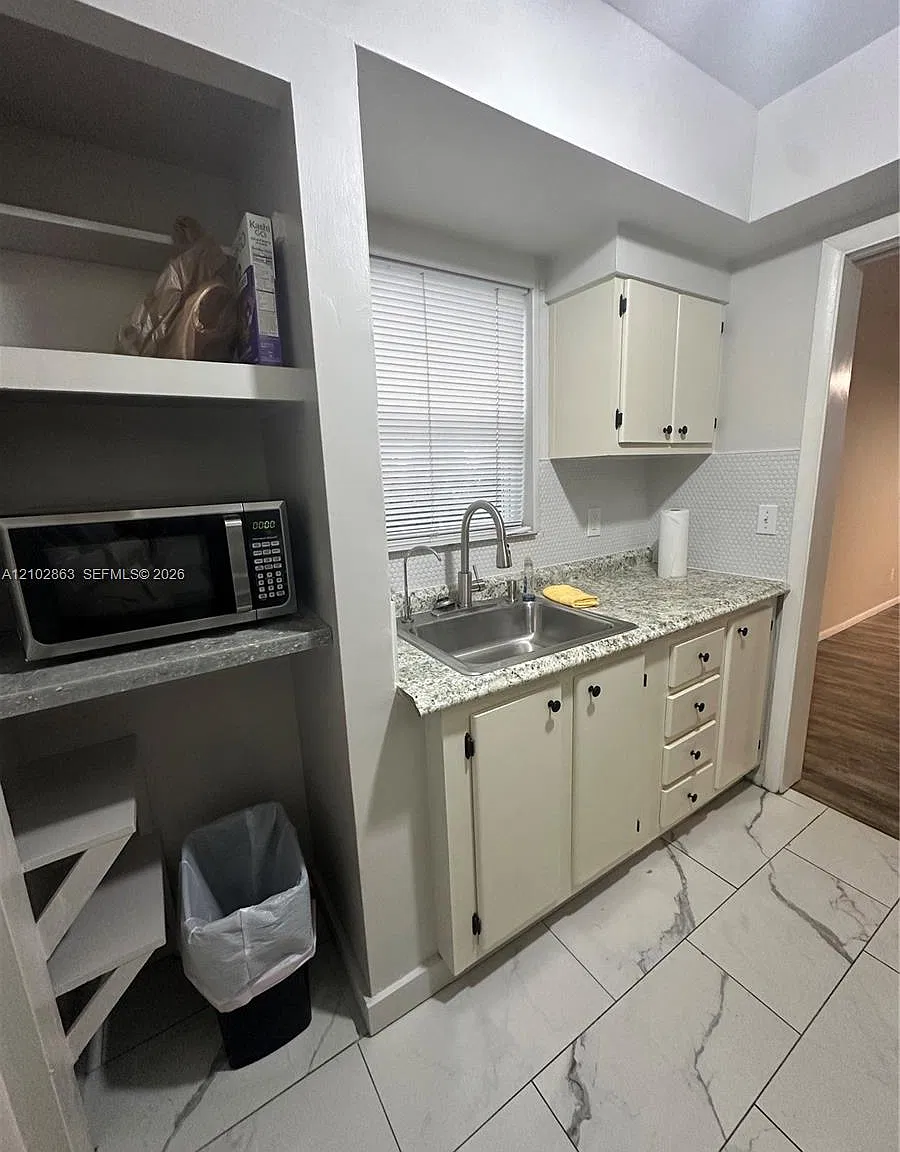 1050 E Sample Rd — Photo 4