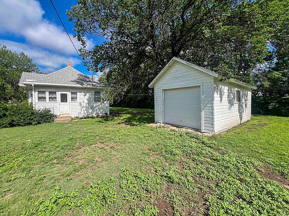 5th image of 301 E Larch St
