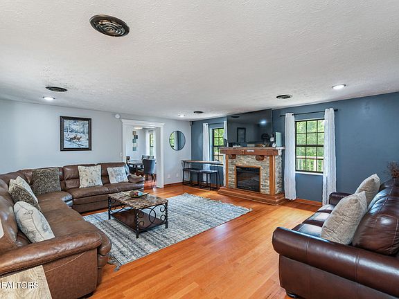9th image of 343 Jersey Dr