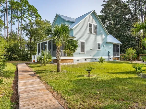 109 Bay Colony Way, Apalachicola, FL 32320