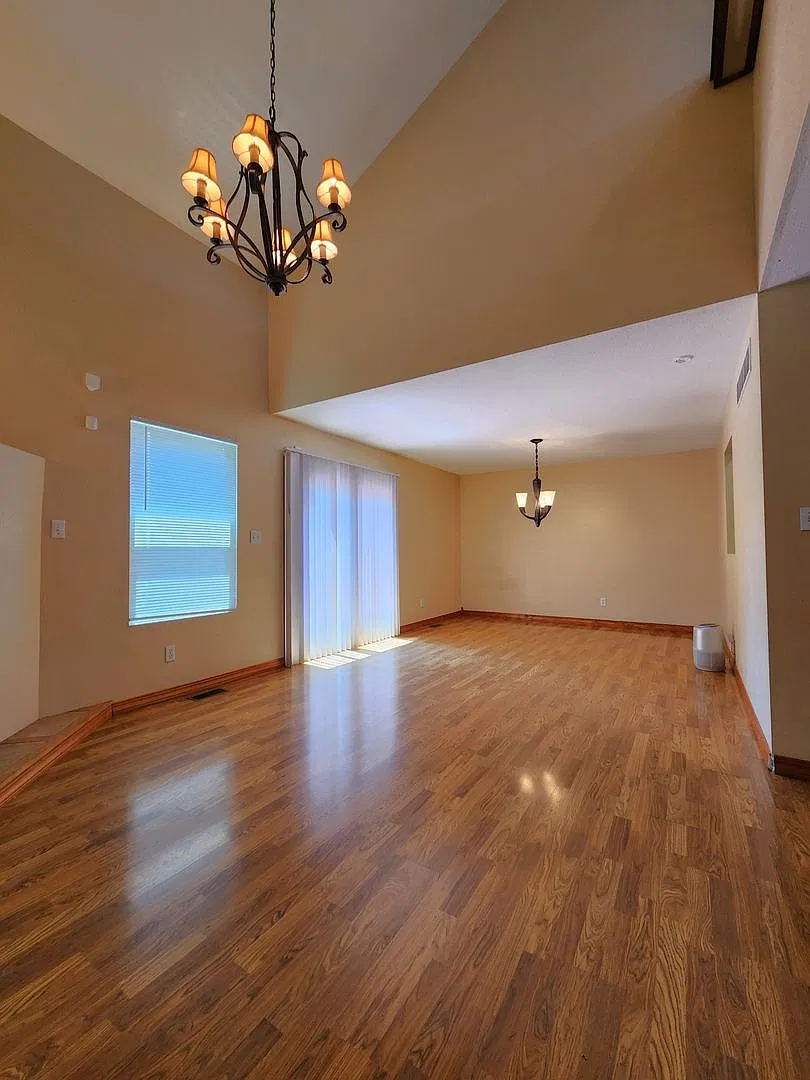 Beautiful 3BR, 3.5BTH 1/2 duplex in west Topeka, Washburn Rural Schools — Photo 2