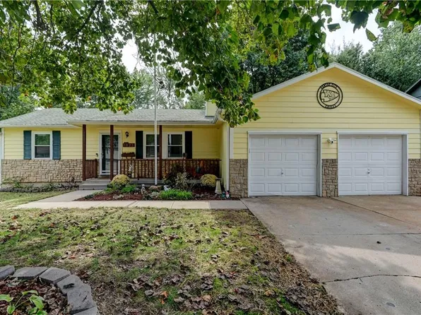 1823 NE McKee Ln, Lees Summit, MO 64086