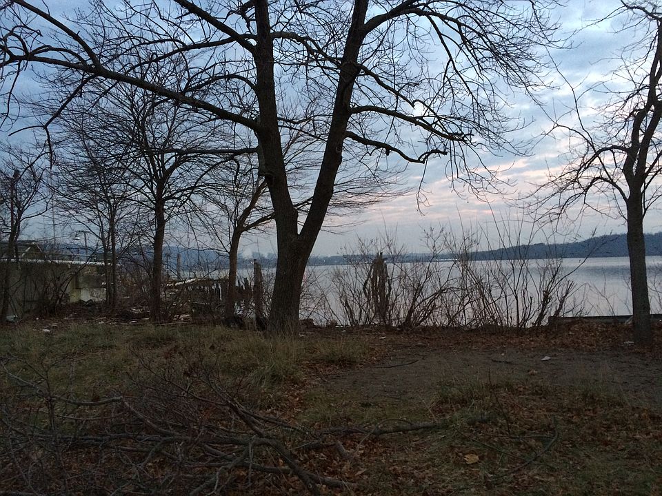 2nd image of 19 Grassy Point Rd