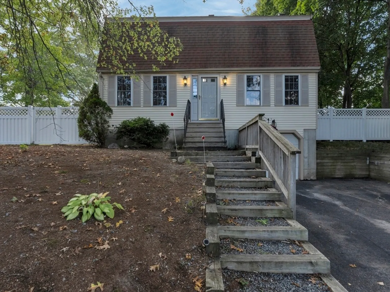 577 Winter St — Photo 2