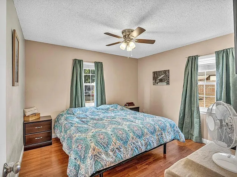 608 Oak Ln — Photo 16