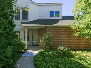 132 Pembroke Cir, Lake Bluff, IL 60044